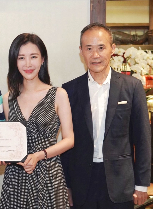 Mỹ nhân "Chân Hoàn truyện" tình tứ bên chồng tỷ phú U70 đáng tuổi cha - 7