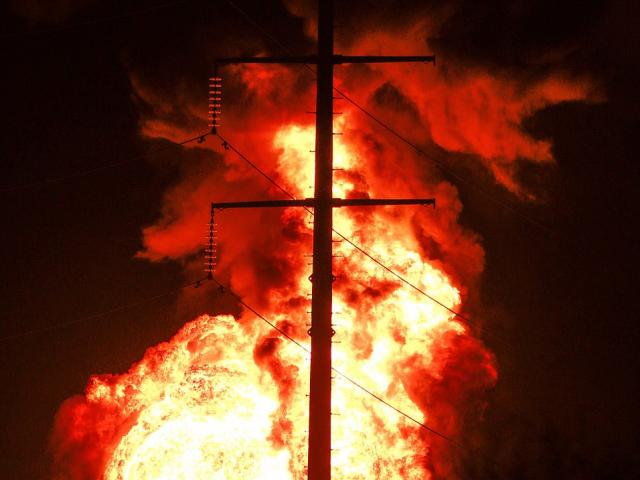 Phi thường - kỳ quặc - Trộm xăng gây nổ đường ống dẫn, lửa bốc cao 5m