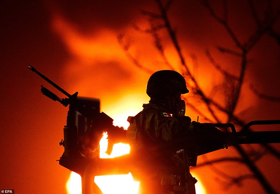 Trộm xăng gây nổ đường ống dẫn, lửa bốc cao 5m - 1