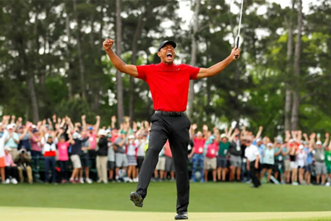 “Siêu hổ” Tiger Woods gầm thét trở lại: Fan cuồng đánh liều &#34;vớ&#34; triệu đô - 1