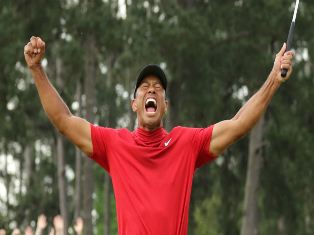 Thể thao - “Siêu hổ” Tiger Woods gầm thét trở lại: Fan cuồng đánh liều "vớ" triệu đô