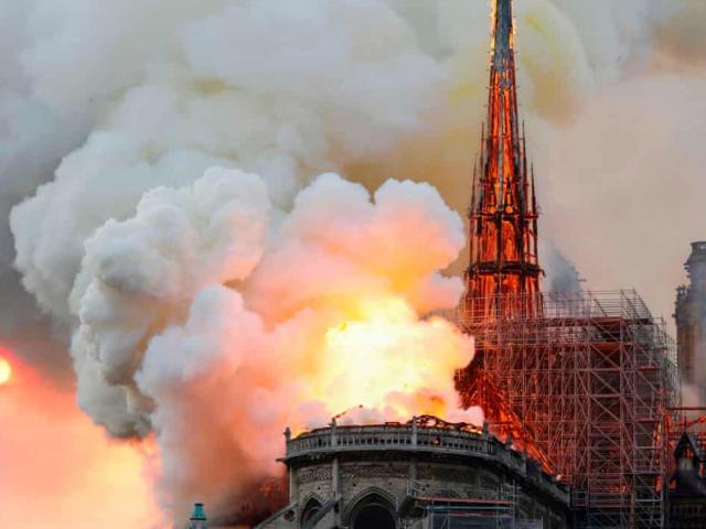 Cháy dữ dội tại Nhà thờ Đức Bà Paris