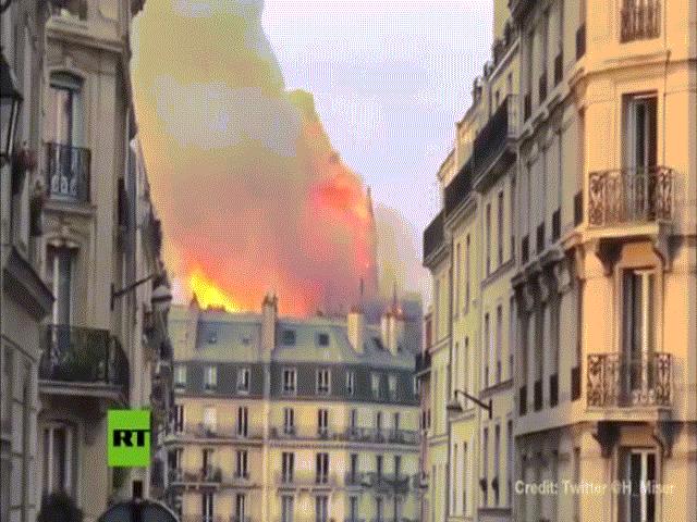 Cận cảnh Nhà thờ Đức Bà Paris 850 tuổi chìm trong biển lửa
