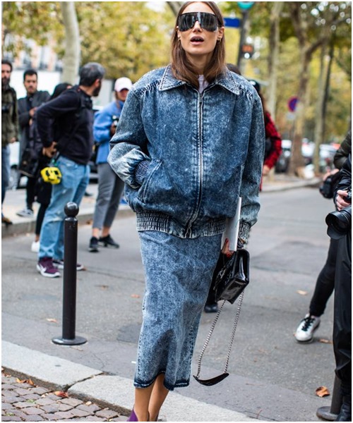 Jeans bạc phếch: Tưởng đồ cũ mà lại là xu hướng thịnh hành - 1