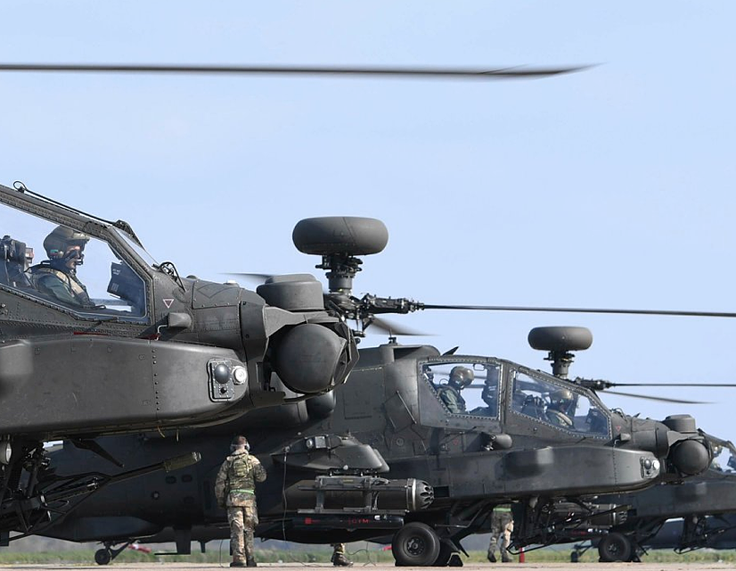 5 trực thăng Apache của Anh bất ngờ xuất hiện sát biên giới Nga - 1