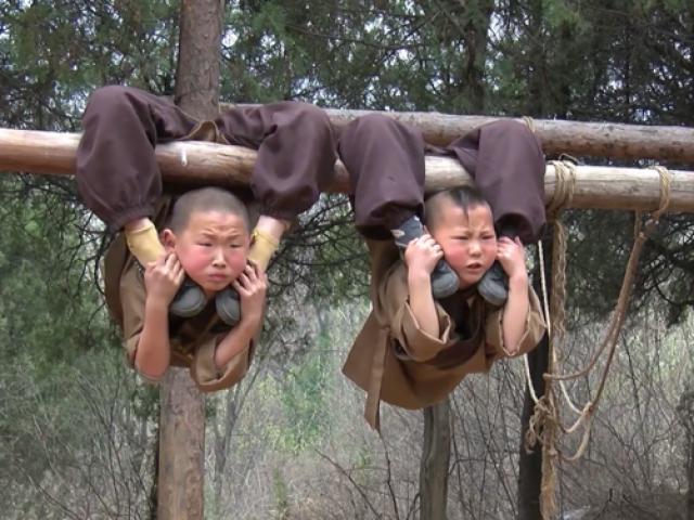 Bạn trẻ - Cuộc sống - Chú tiểu 6 tuổi treo mình lơ lửng trên cây luyện võ Kung-fu