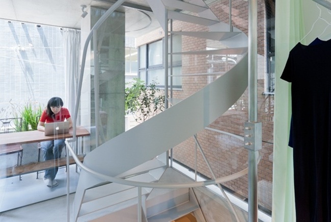 Kiến trúc sư dùng rèm cửa cả trong và ngoài căn nhà để đảm bảo sự riêng tư và ngăn không gian sống.