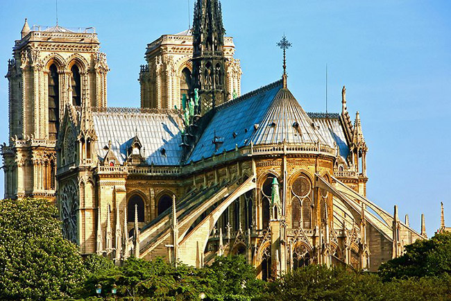 Đây là nhà thờ chính tòa của Pháp, nơi tổ chức đám cưới hoàng gia, nơi Napoleon Bonaparte lên ngôi vương và phong chân phước cho Joan of Arc. 