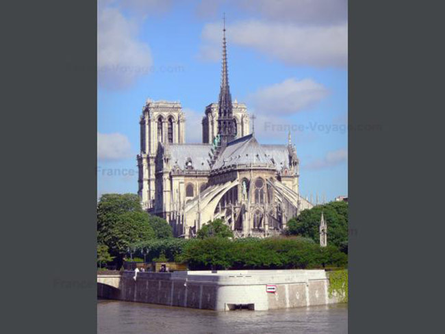 Thành phố đã nổi lên như là trung tâm quyền lực ở Pháp và cần một tượng đài tôn giáo để phù hợp với vị thế mới của nó.