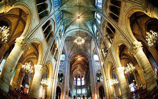 Notre-Dame de Paris có kiến trúc mang đậm phong cách gothic.Đối với nhiều người dân Paris, kiệt tác kiến trúc 850 năm tuổi này là trái tim của thành phố.