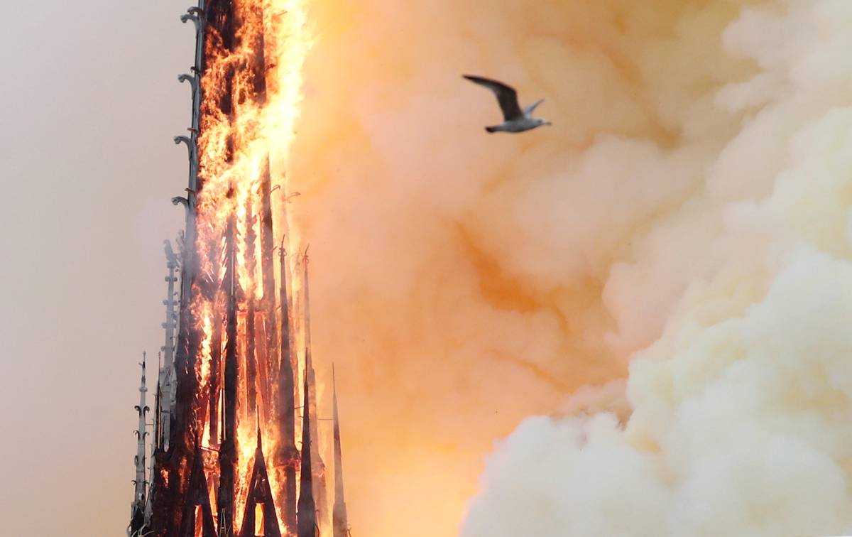Video toàn cảnh khói lửa kinh hoàng tàn phá Nhà thờ Đức Bà ở Paris - 1