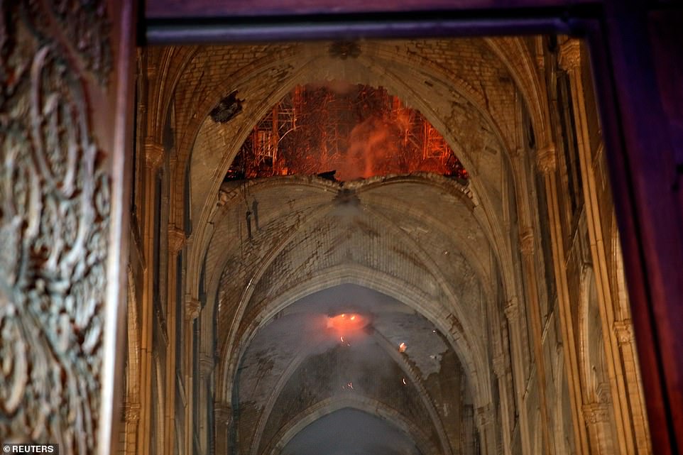 Những hình ảnh đầu tiên bên trong Nhà thờ Đức bà Paris sau hỏa hoạn - 1