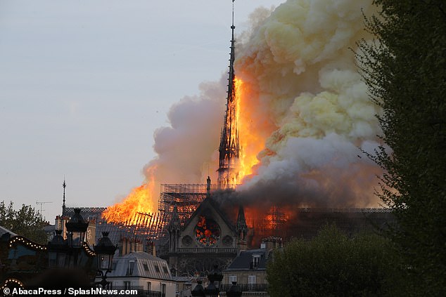1.300 thân gỗ sồi tiếp lửa khiến Nhà thờ Đức bà Paris cháy khủng khiếp? - 1