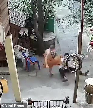 Thầy tu Thái Lan đấm đá tàn tệ một người đàn ông tàn tật - 2