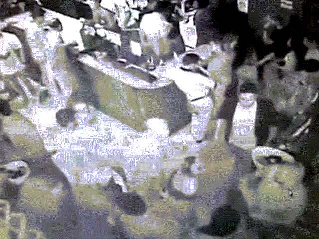 Thế giới - Video: Va chạm trong hộp đêm, hai cảnh sát Brazil rút súng “xử” lẫn nhau