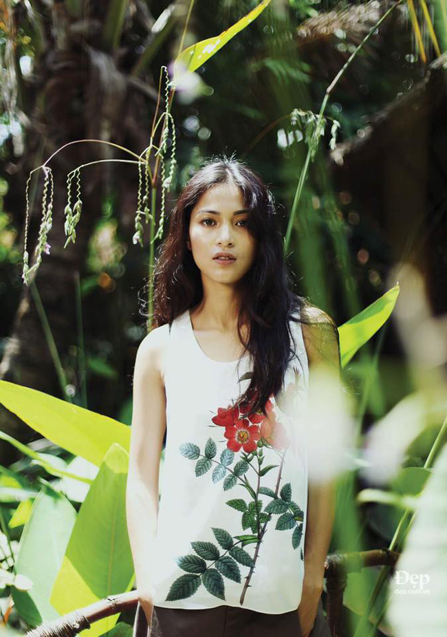 Trên trang cá nhân, Nhung Kate chia sẻ loạt ảnh đời thường bên thiên nhiên với những rau củ quả tự trồng.