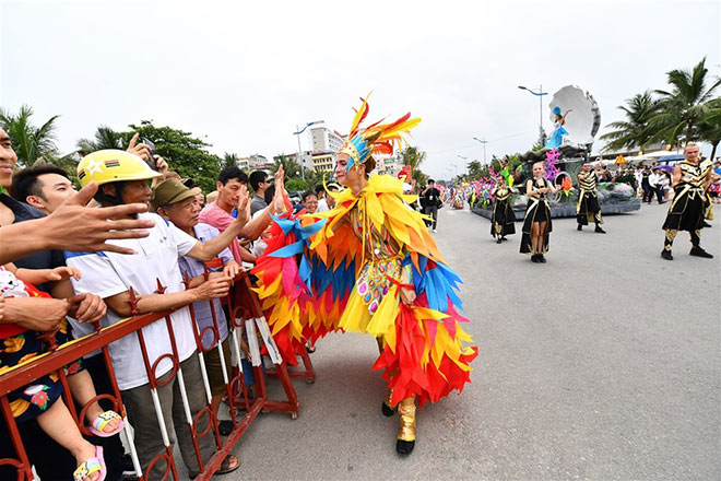 Người dân Thanh Hóa háo hức với Carnival đường phố lần đầu tiên - 1