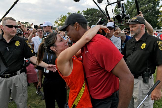 Tiger Woods trở lại & 2 mỹ nhân: Người lên hương, kẻ bị dọa giết - 1