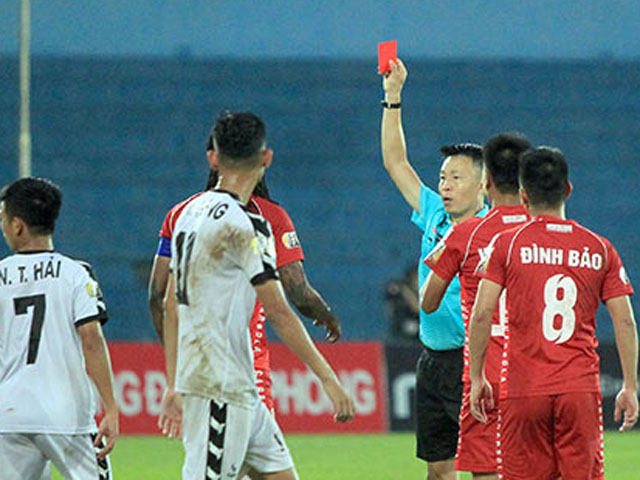 Bóng đá - Trọng tài đuổi nhầm người "gây bão" V-League: Bao giờ ám ảnh mới dứt?