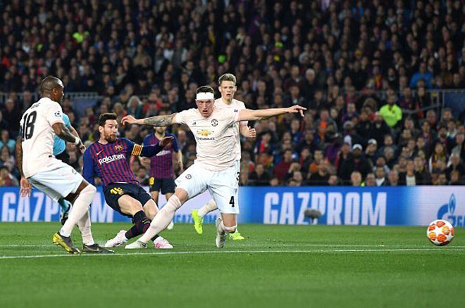 Phil Jones bị Messi &#34;xỏ mũi&#34; dễ dàng: Lại thành trò cười trên mạng - 1
