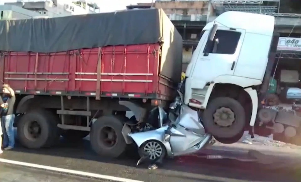 Video: Ô tô bẹp rúm kẹp giữa 2 xe tải sau tai nạn kinh hoàng và điều thần kỳ với tài xế - 1