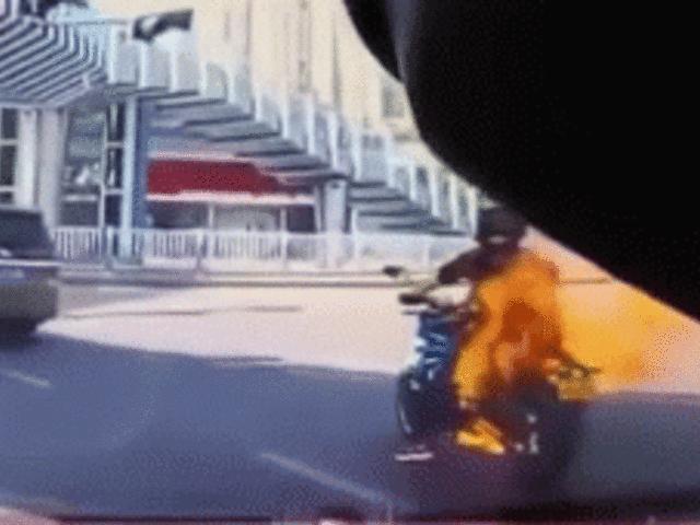 Thế giới xe - SỐC: Môtô đột ngột bốc cháy suýt “nướng chín” lái xe