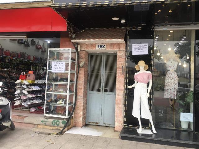 Pháp luật - Người đàn ông chết bí ẩn trong ngách nhỏ ở Hà Nội