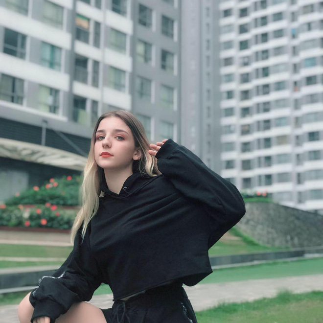 Phố đi bộ Hà Nội xôn xao vì &#34;thiên thần Nga&#34; tái xuất bất ngờ sau 3 năm - 8