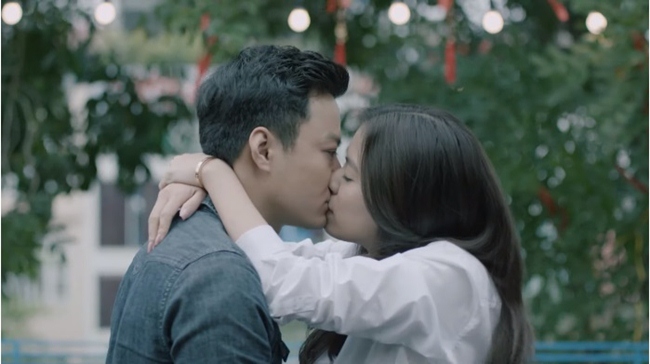 Từng hợp tác với Hồng Đăng song khi đóng cảnh hôn, Hoàng Thùy Linh vẫn có chút ngượng ngùng.
Do không qua lại thân thiết nhiều năm nay, Hoàng Thùy Linh không hiểu gì về đồng nghiệp chính vì thế, cô khá gượng gạo khiến đàn anh cũng ngại ngùng theo. Về phía Hồng Đăng, diễn viên &#34;Người phán xử&#34; khẳng định anh không ngại hay sợ sệt khi đóng cảnh hôn với Hoàng Thùy Linh. &#34;Tôi coi Linh cũng như tất cả bạn diễn khác. Đó đều là đồng nghiệp, chúng tôi xác định là đang làm việc chứ không phải cưa cẩm hay yêu đương gì nhau. Do vậy, tôi cũng không sợ vợ ghen hay gì cả&#34;, anh nói.