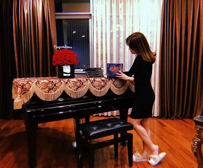 Đàn piano được Hoàng Thùy Linh đặt ở một góc riêng trong căn hộ.