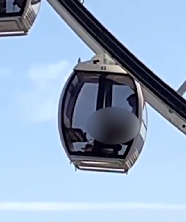 Cặp đôi thản nhiên làm "chuyện ấy" trong cabin đu quay - 1