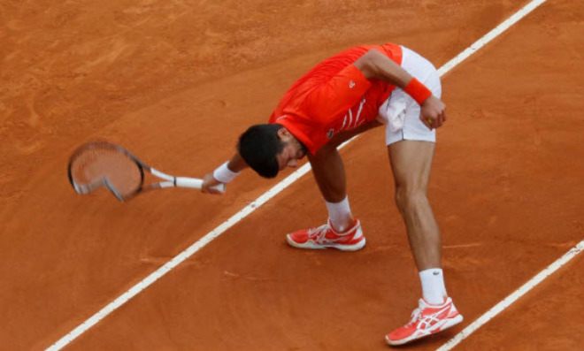 Djokovic gây bão: Ném vợt khiến khán giả sợ phát khiếp, suýt bị &#34;đuổi&#34; - 1