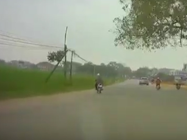 Thế giới xe - Video: Thanh niên ngủ gật lao thẳng xe máy xuống ruộng lúa