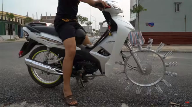Xe máy gắn lò xo cho bánh trước của biker Việt gây sốt báo ngoại - 1