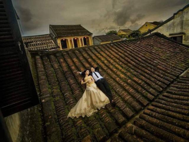 Chụp ảnh cưới phản cảm trên mái nhà cổ Hội An