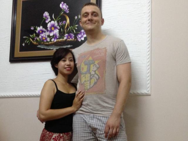 Bạn trẻ - Cuộc sống - Quen qua mạng, cô gái khiến trai Tây lặn lội 10.000km sang “cầm cưa” vì 1 câu nói