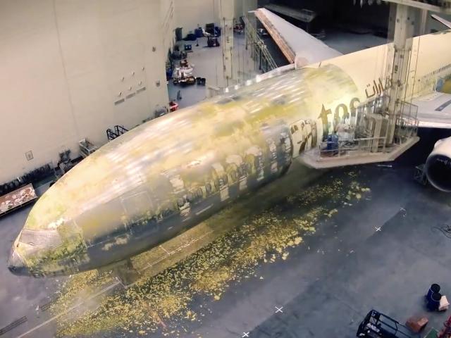 Media - Cận cảnh quá trình sơn mới lại một chiếc Boeing 777