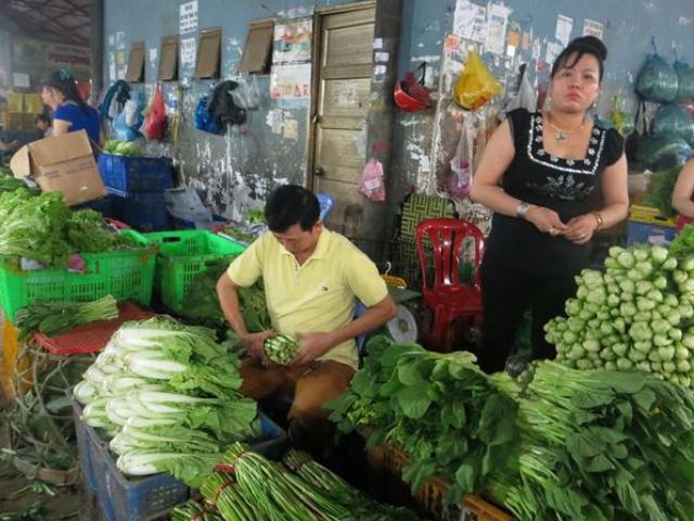 Thị trường - Tiêu dùng - Xăng liên tục tăng giá: Hàng hóa "nhảy múa" tăng theo