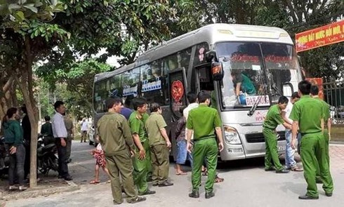 Bị chặn giữa đường, người trên xe khách lao xuống nổ súng &#34;thị uy&#34; - 1