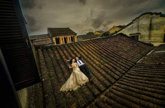 Chụp ảnh cưới phản cảm trên mái nhà cổ Hội An - 1