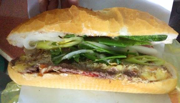 Quán bánh mì "đắp chăn" độc lạ, gây sự tò mò ở Hà thành - 2