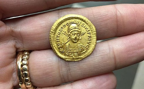Tìm thấy tiền vàng 1.600 năm tuổi khắc chân dung hoàng đế cổ đại - 1