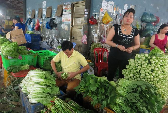 Xăng liên tục tăng giá: Hàng hóa &#34;nhảy múa&#34; tăng theo - 1