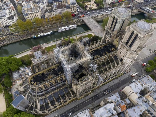 Nhà thờ Đức Bà Paris trơ khung, hư hại nghiêm trọng sau vụ cháy