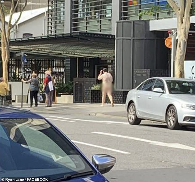 Người đàn ông “thả rông” trên phố ngay giữa ban ngày - 1