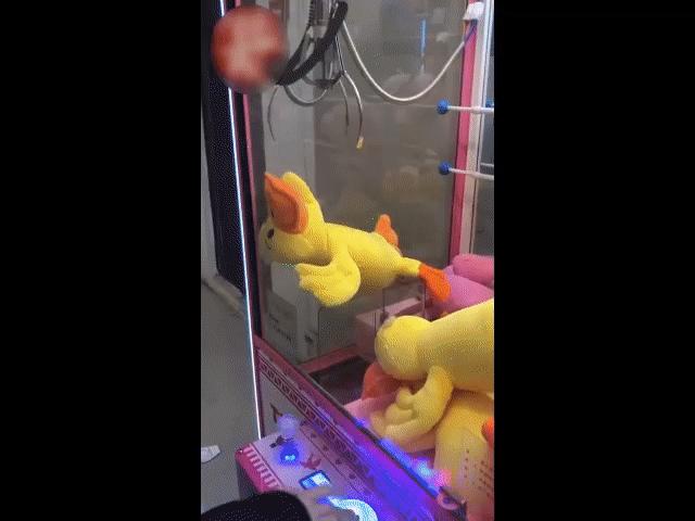 Video Clip Cười - Tổng hợp những pha gắp thú bông "nhọ" nhất quả đất