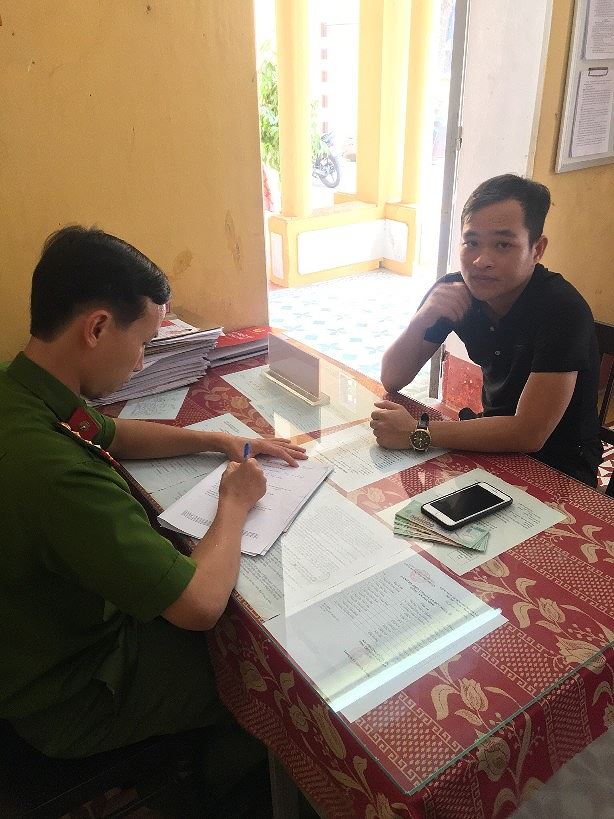 Vụ xấp tiền bất ngờ trào ra từ khe ATM: Chủ nhân lý giải về số tiền “bỏ quên” - 2