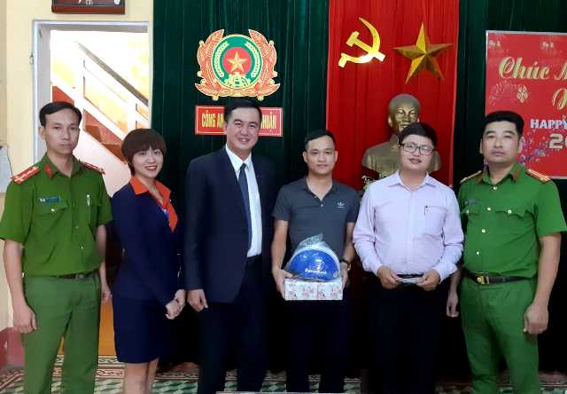 Vụ xấp tiền bất ngờ trào ra từ khe ATM: Chủ nhân lý giải về số tiền “bỏ quên” - 1