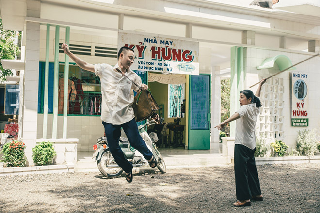 Trúc Nhân bất ngờ cạo đầu trong MV nói về mẹ - 2