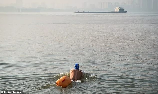 TQ: Người đàn ông bơi qua sông Trường Giang suốt 11 năm để đi làm cho tiện - 1